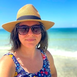 Meet your Posher, Lora